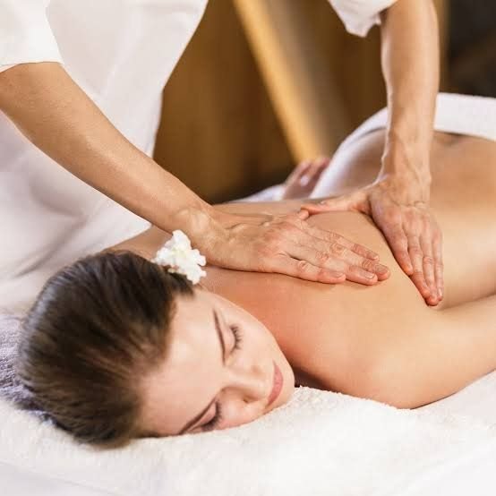 Cliente recebendo massagem relaxante nas costas