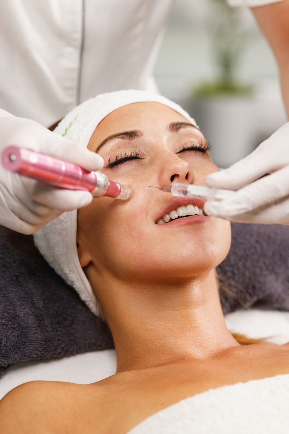 Aplicação de microagulhamento facial com dermapen